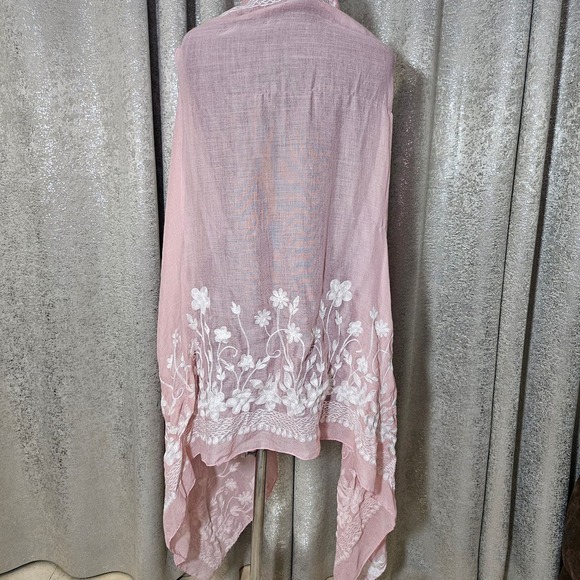 pale pink cape with floral lace trim one size - Picture 4 of 6